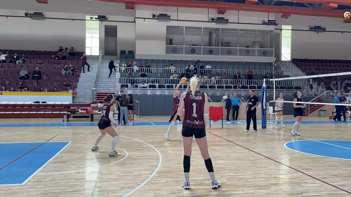arsaVev\'den Hatay Voleybol Takımı\'na Destek