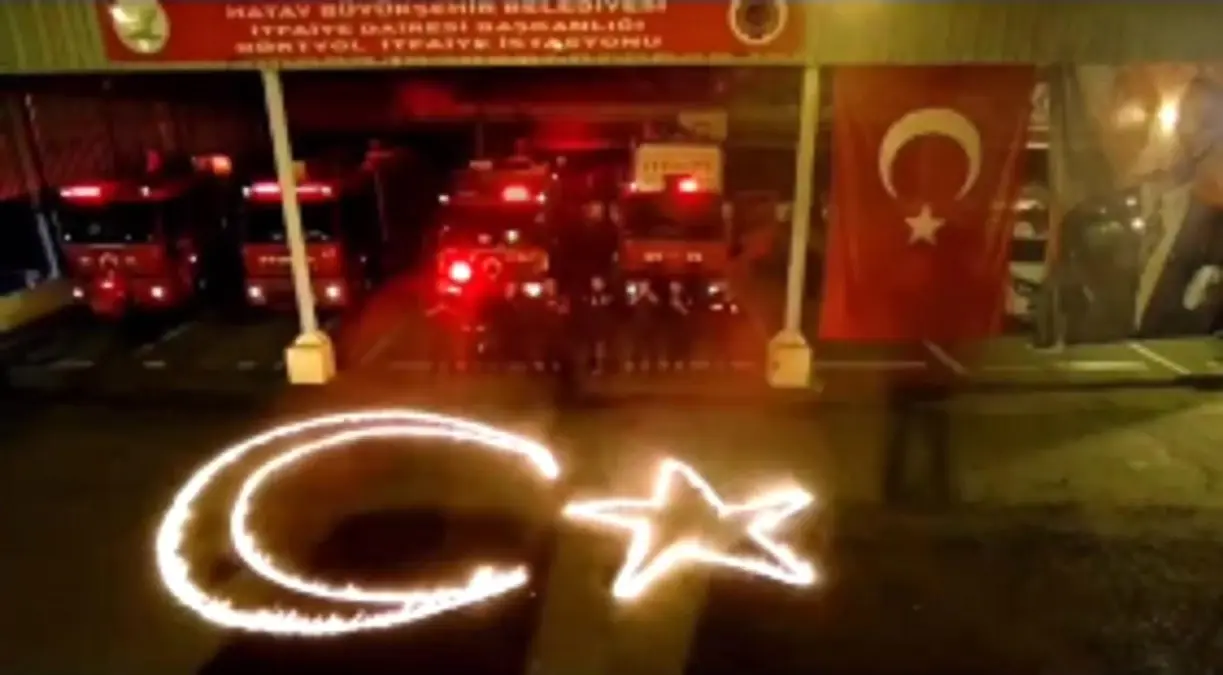 Hatay\'da İtfaiye Ekipleri Cumhuriyet Bayramı\'nı Alevlerle Kutladı