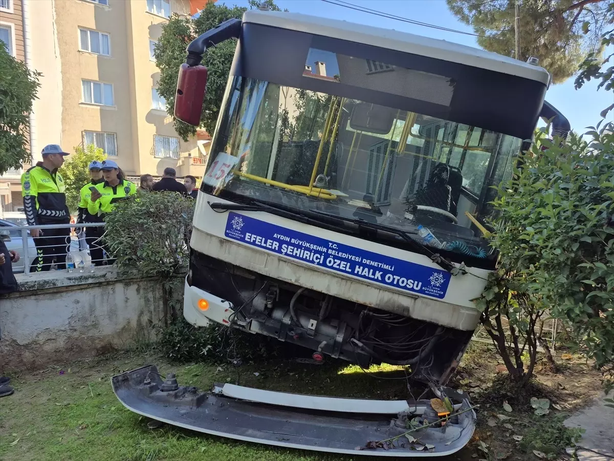 Efeler\'de Midibüs Bahçe Duvarına Çarptı