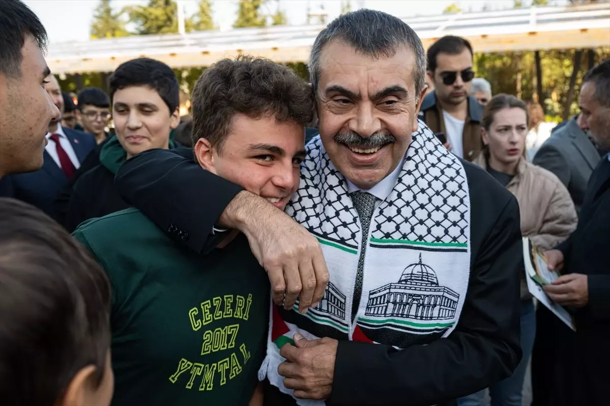 Bakan Tekin\'den Cezeri Lisesi\'ne Ziyaret