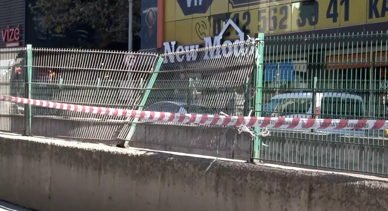 Bayrampaşa\'da Kamyon Tramvay Hattı Korkuluklarına Çarptı