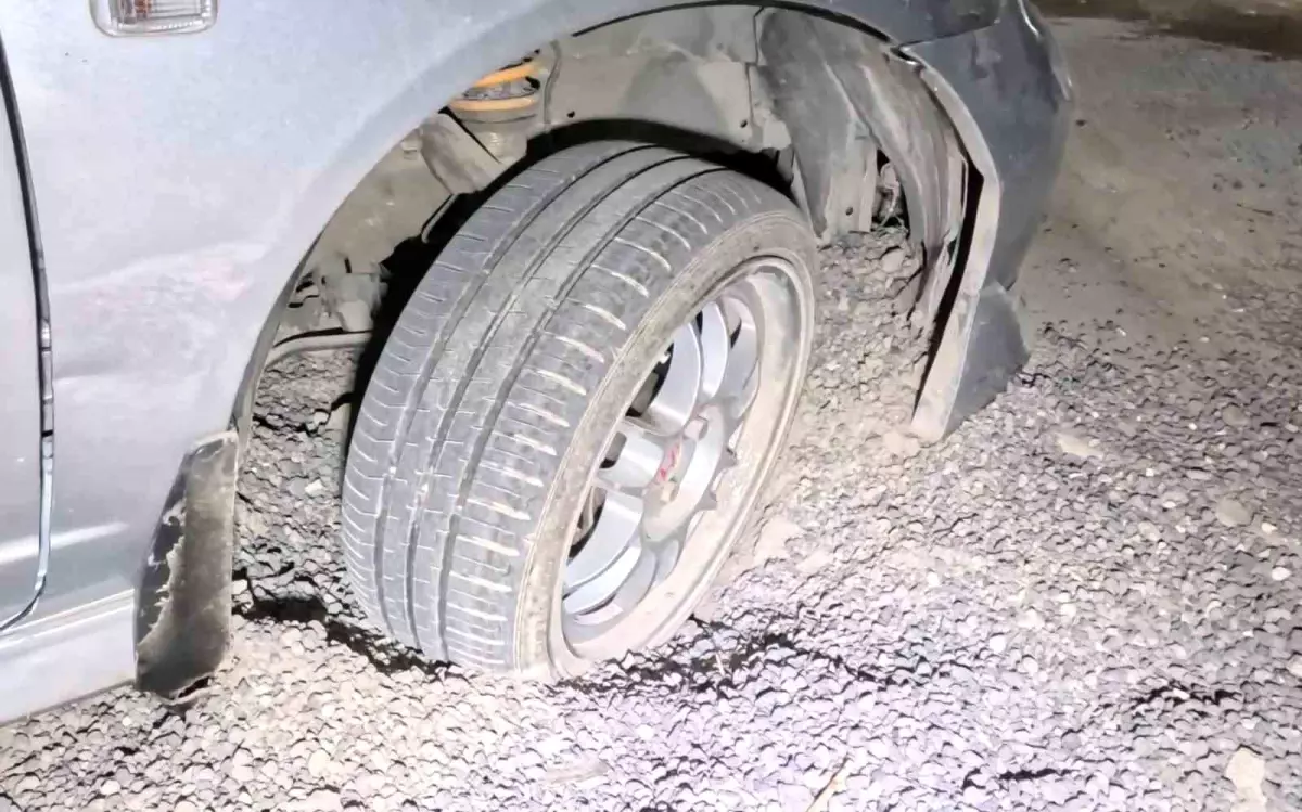 Aksaray\'da Elektrik Çalışması Sonrası Araçlar Çukura Düştü