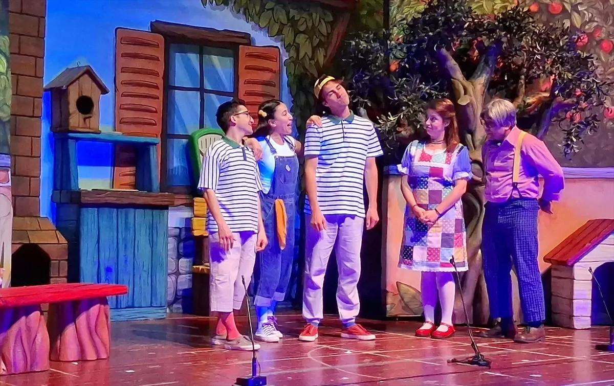 Öğrenciler Tiyatro Keyfi Yaşadı