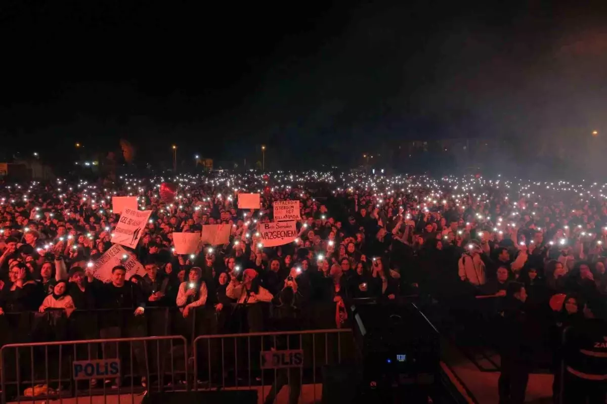 Bolu\'da Cumhuriyet Bayramı Coşkusu Fener Alayı ve Manga Konseriyle Taçlandı