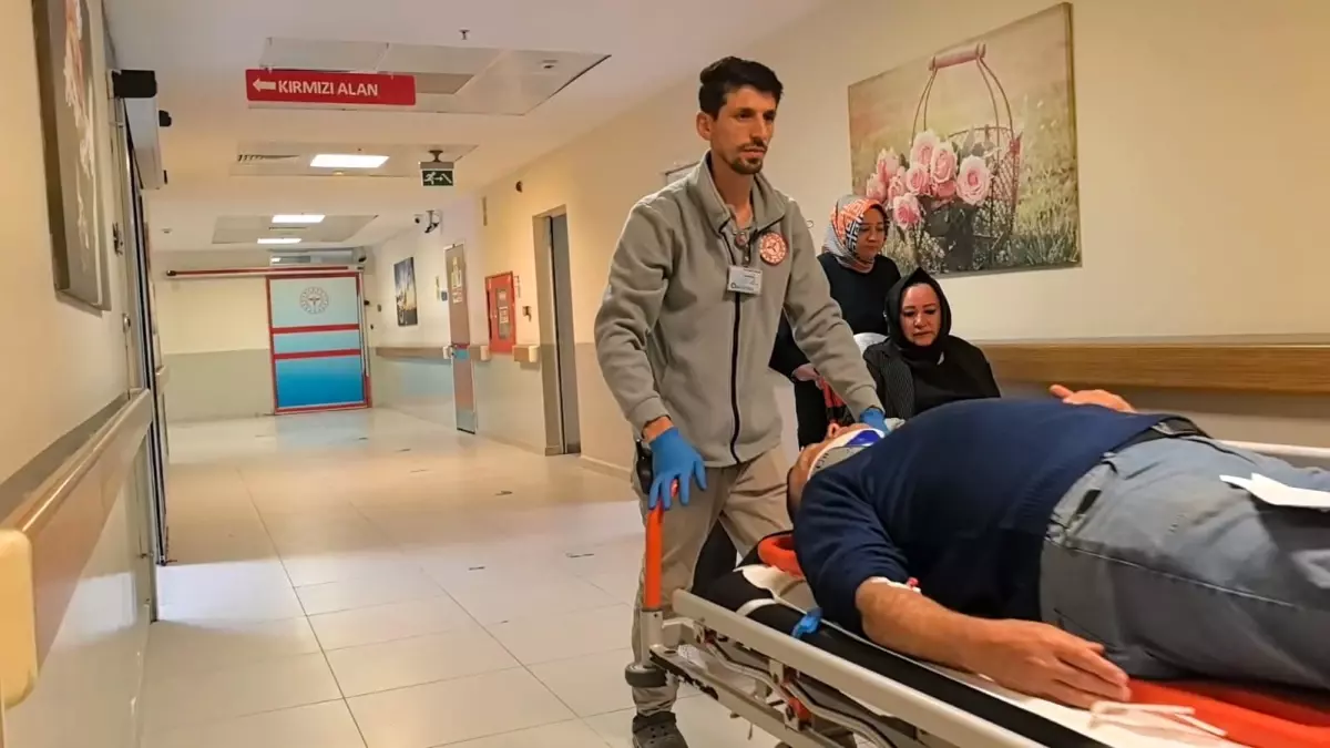 İnegöl\'de Kaza: Kamyonet Kanala Uçtu, 5 Yaralı