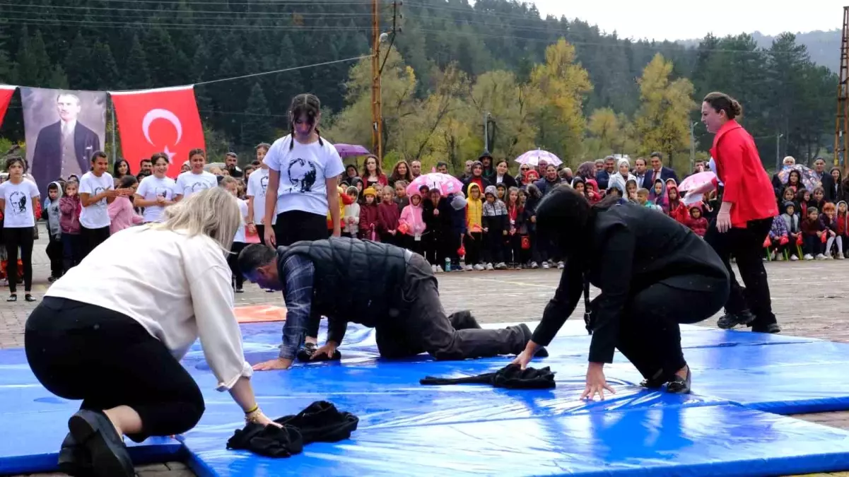 Baba Fedakarlığı Alkış Aldı