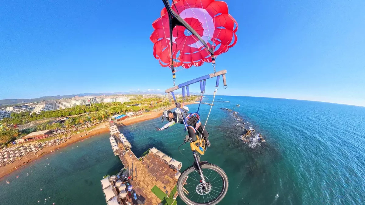 Havada Pedal Çeviren Genç Sporcu