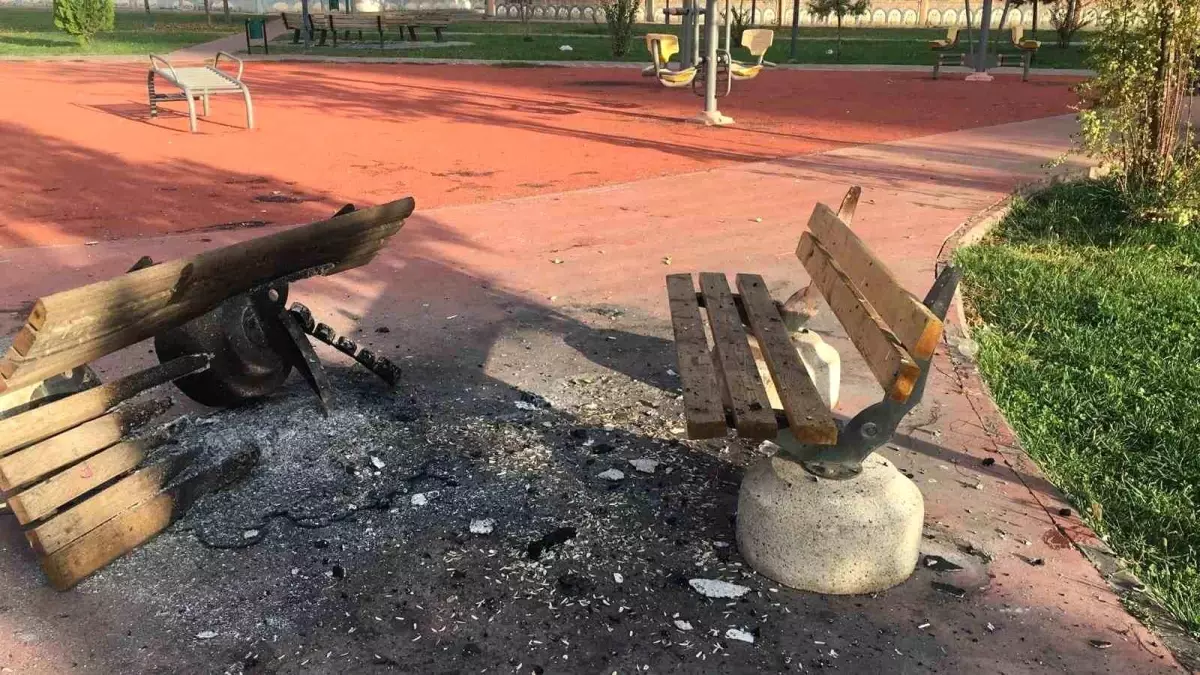 Diyarbakır\'da Parklardaki Banklar Yakıldı