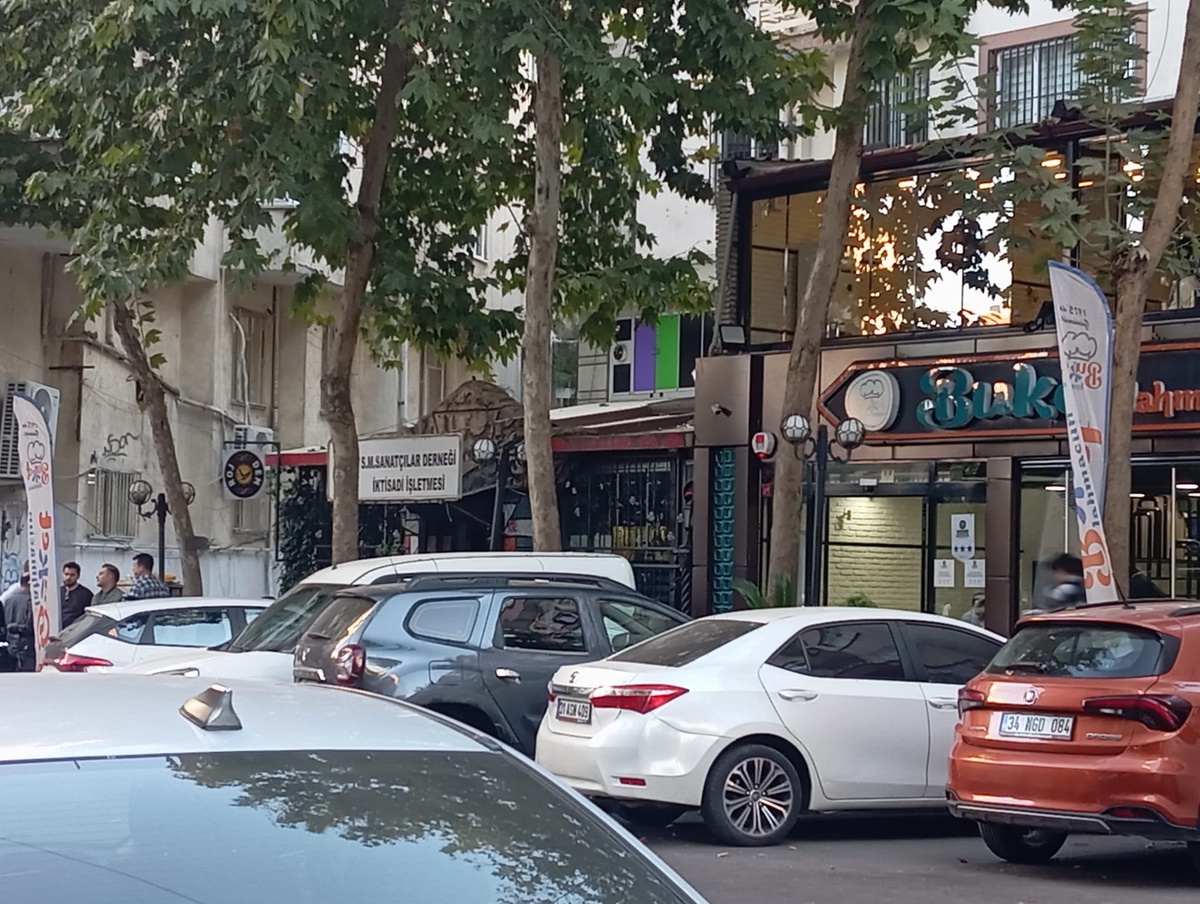 Diyarbakır\'da Sanat Derneğine Silahlı Saldırı