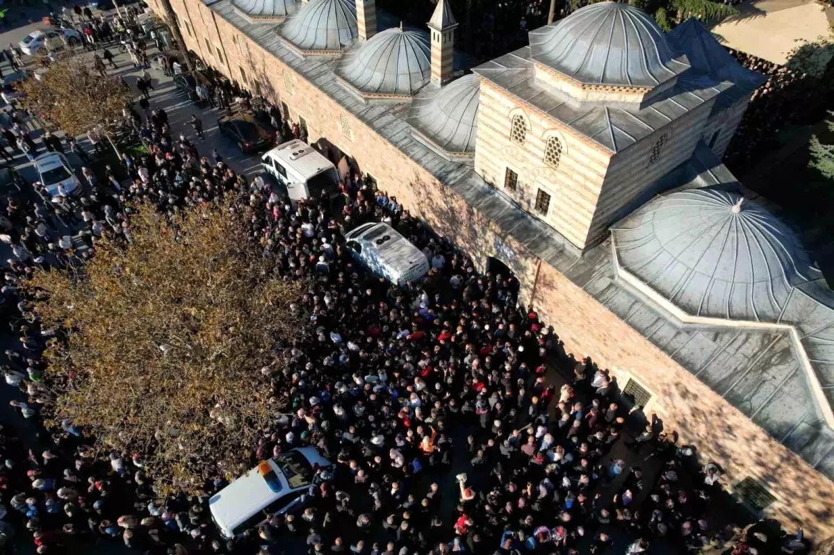 Kocaeli\'de Çöken Binada Hayatını Kaybeden Aile Toprağa Verildi