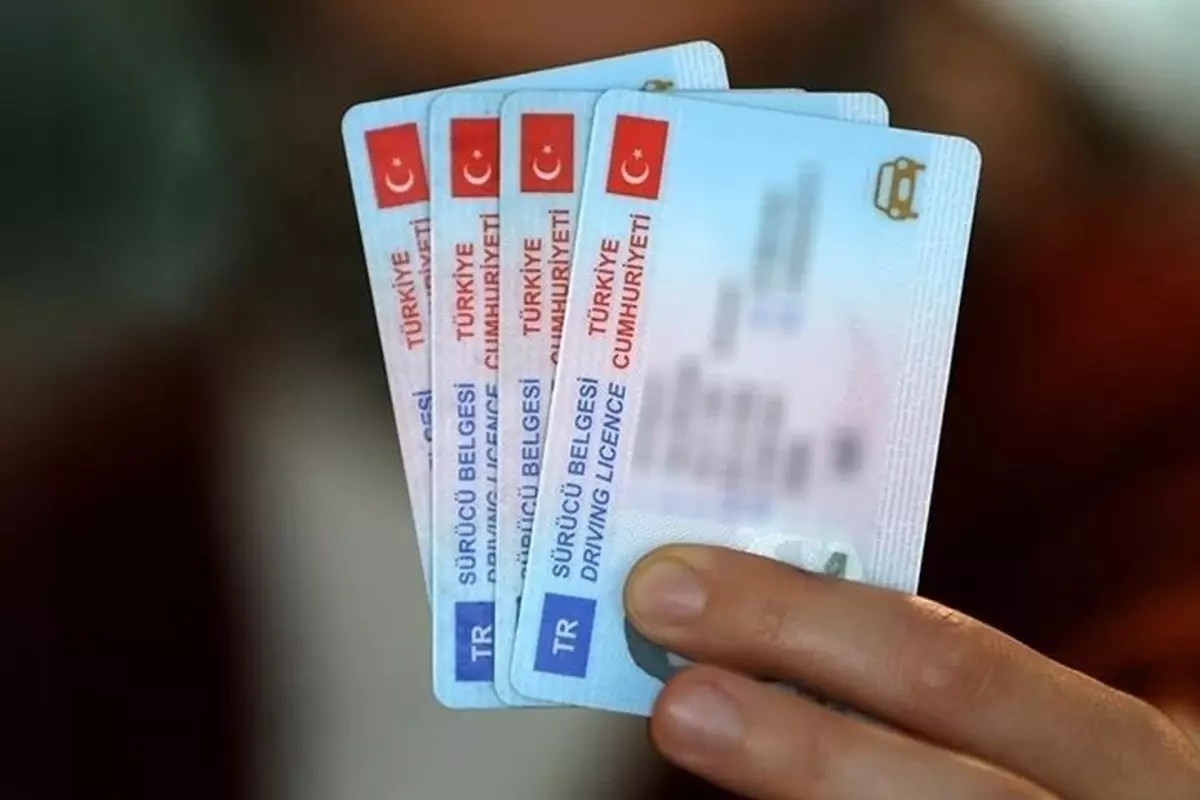 Eski ehliyetler için süre yarın doluyor! Yenileme ücreti 7 bin 438 liraya yükselecek