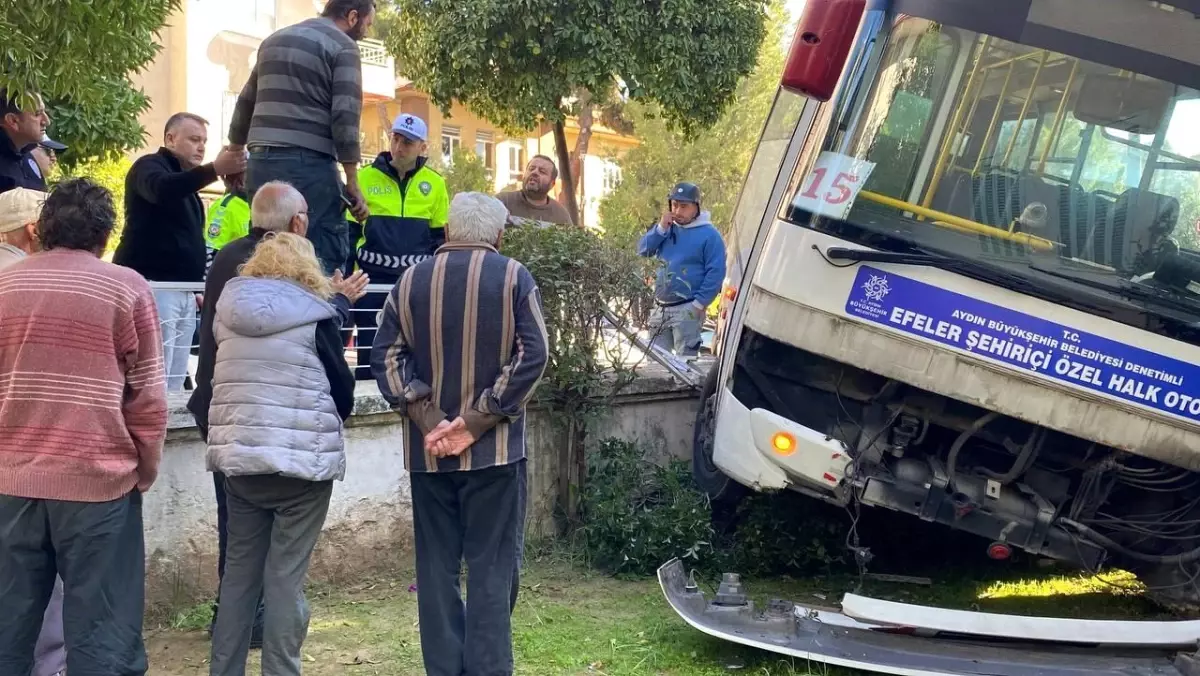 Aydın\'da Minibüs Ev Bahçesine Daldı