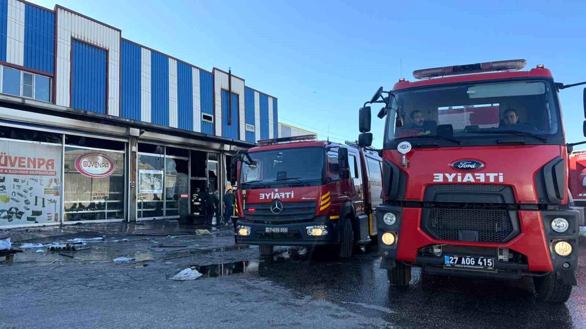 Gaziantep\'te hırdavat malzemeleri satan iş yerinde yangın