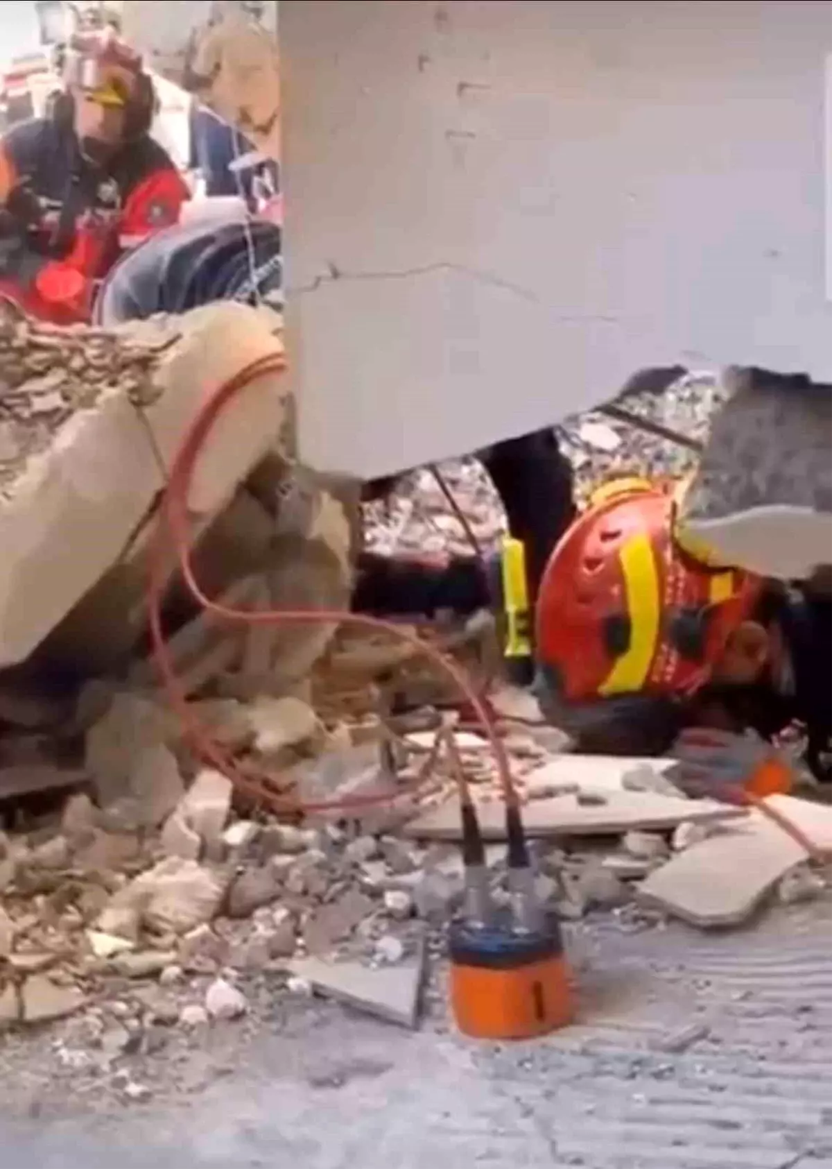 Kocaeli\'de Çökme Olayında Kurtarma Çalışmaları Devam Ediyor