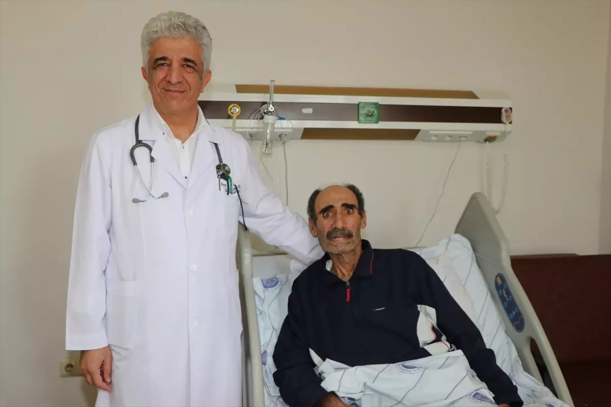 Nefes darlığı şikayetiyle gitti, akciğerinden çıkan 30 yıllık cerrahı dahi şaşırttı