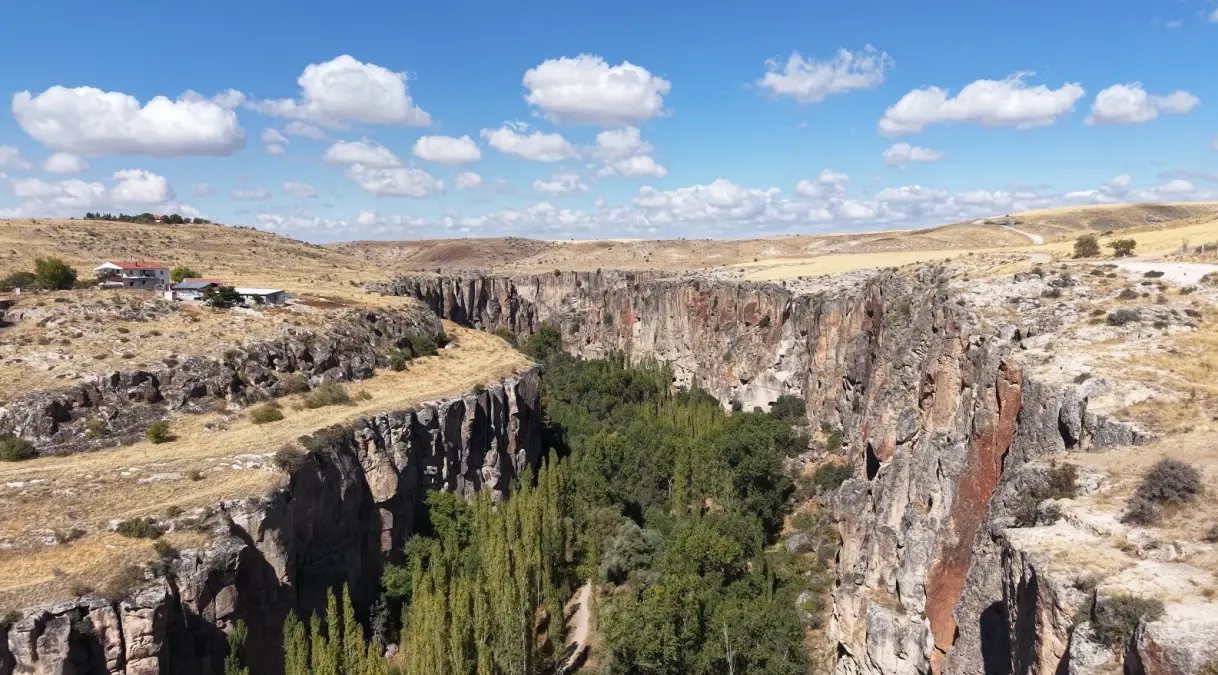 Ihlara Vadisi\'nde Sonbahar Ziyaretçi Yoğunluğu
