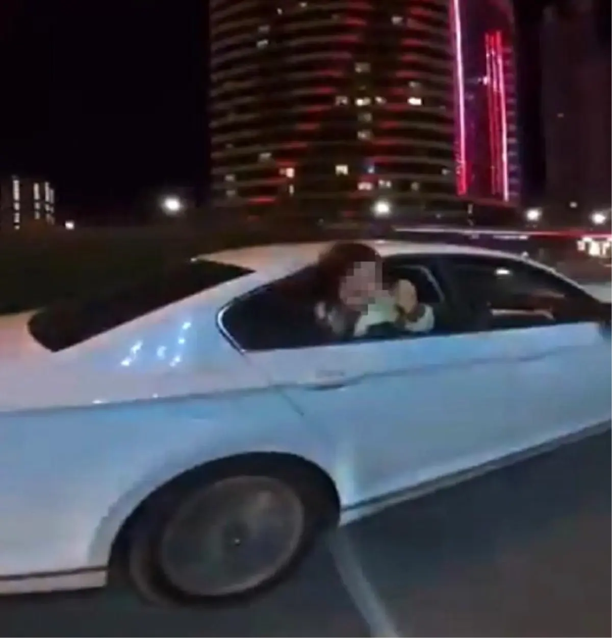 Seyir halindeki araçtan "İmdat" diye bağıran kız çocuğu ekipleri harekete geçirdi