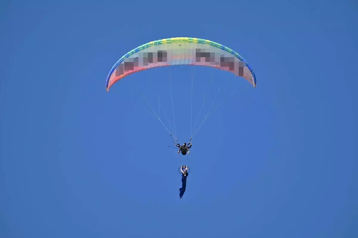 Fethiye\'de Akrobatik Paraşüt Gösterisi
