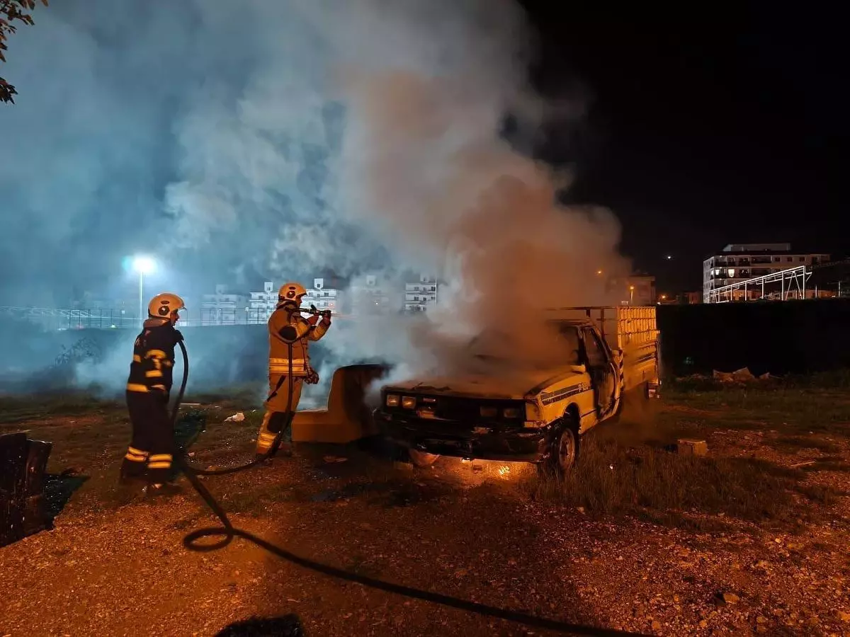 Hatay\'da Pikap Yanarak Kullanılmaz Hale Geldi