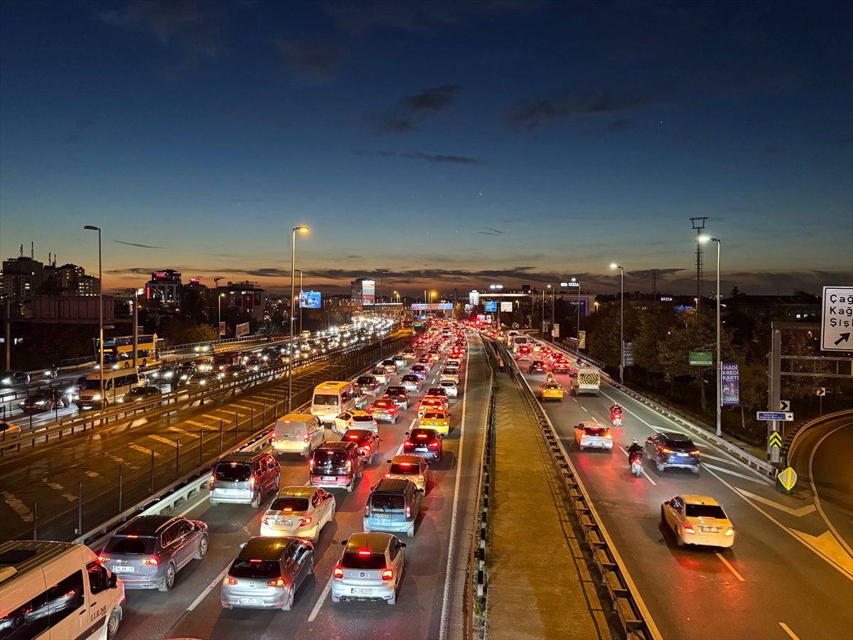 İstanbul\'da akşam saatlerinde trafik yoğunluğu yüzde 83\'e çıktı