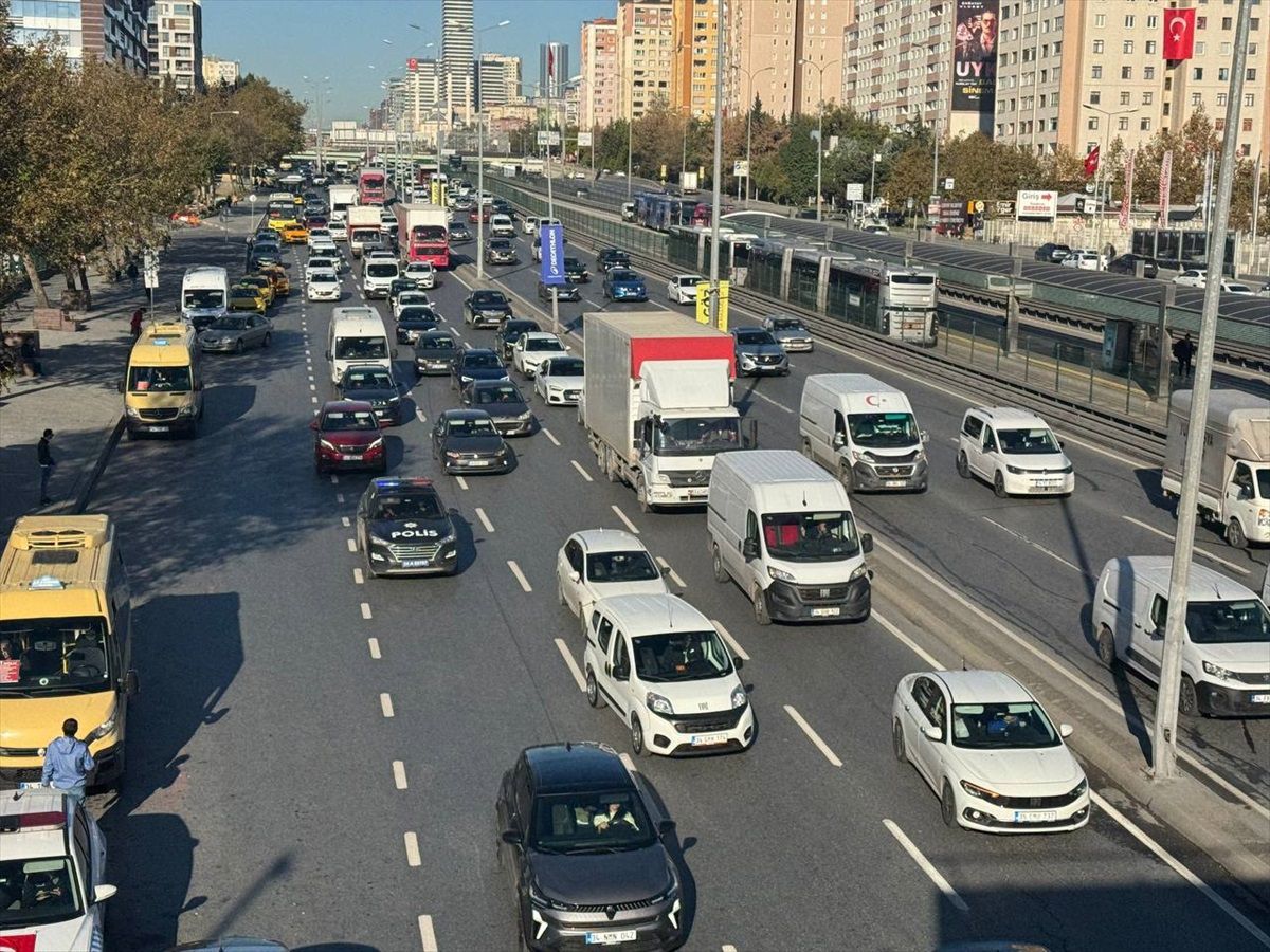 İstanbul\'da sabah saatlerinde trafik yoğunluğu yüzde 76\'ya çıktı