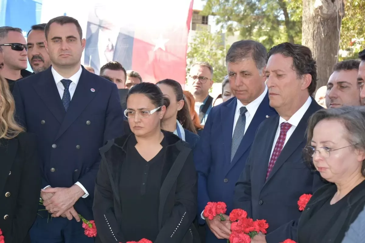 İzmir\'de Deprem Şehitleri Anıldı