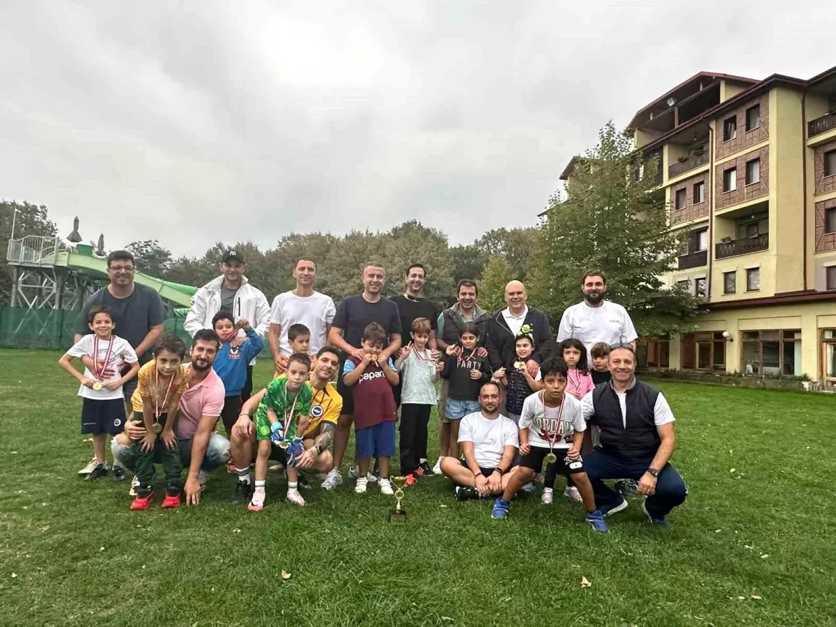 Türkiye\'yi sarsan faciada can veren minik Doğa, Grand Kartal Otel sahipleriyle aynı karede