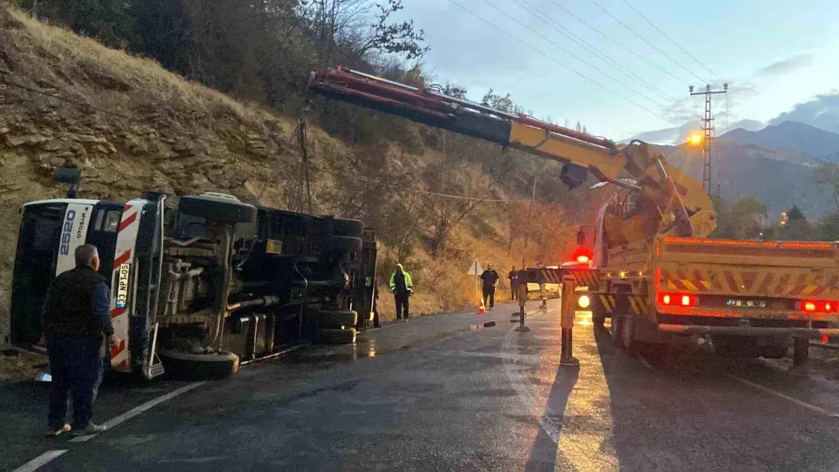 Kemaliye\'de Hayvan Yüklü Çekici Devrildi