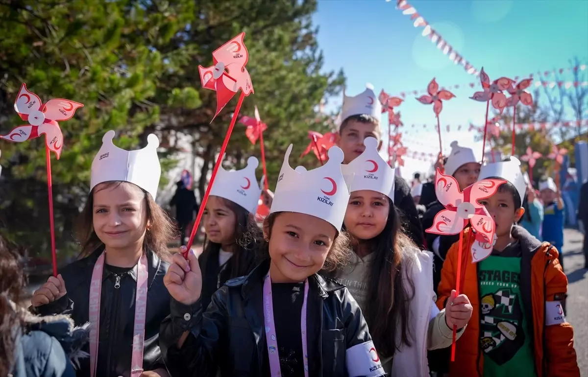 Kızılay Haftası\'nda Geleceğin Kızılaycıları Yetişiyor