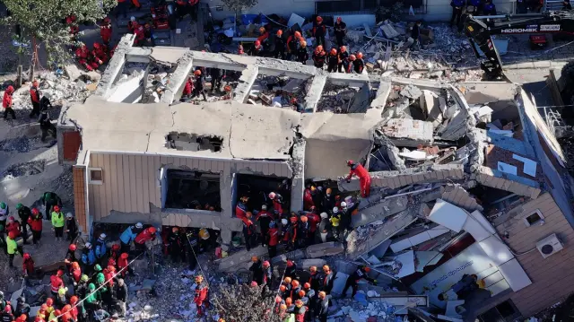 Kocaeli'de Çöken Binada Aile Bireylerine Ulaşıldı: 2 Çocuk ve Baba Hayatını Kaybetti Kocaeli'de Çöken Binada Aile Bireylerine Ulaşıldı: 2 Çocuk ve Baba Hayatını Kaybetti