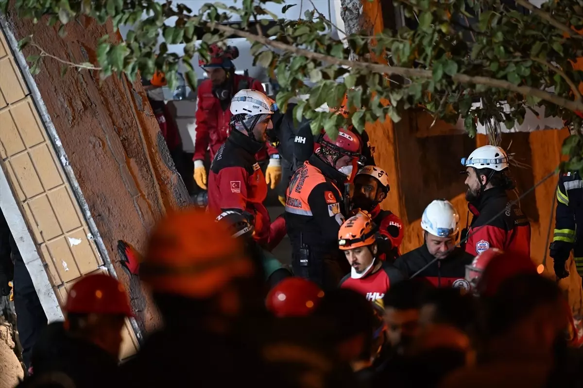 Gebze\'de Çöken Binada İnceleme Başladı