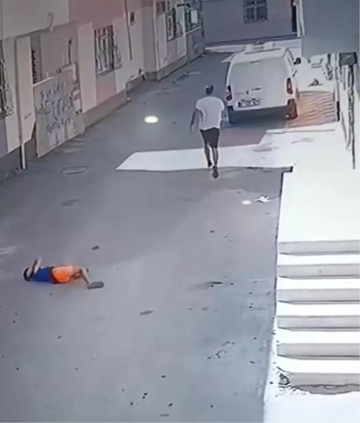 Çocuğa şiddet kamerada! Görüntüleri izleyen aile emniyete koştu