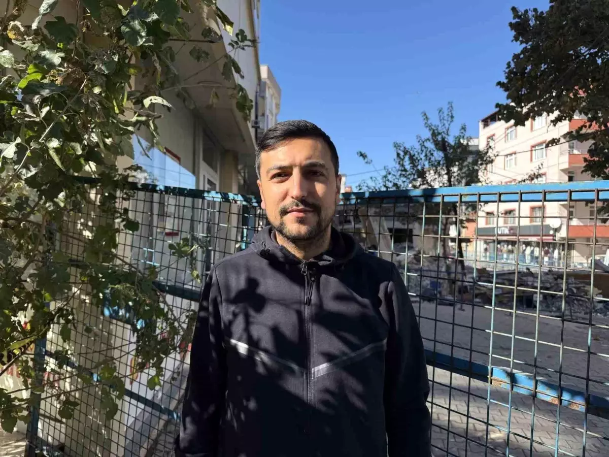 Kocaeli\'de Çöken Binada Hayatını Kaybeden Baba Levent Bilir\'in Anısı