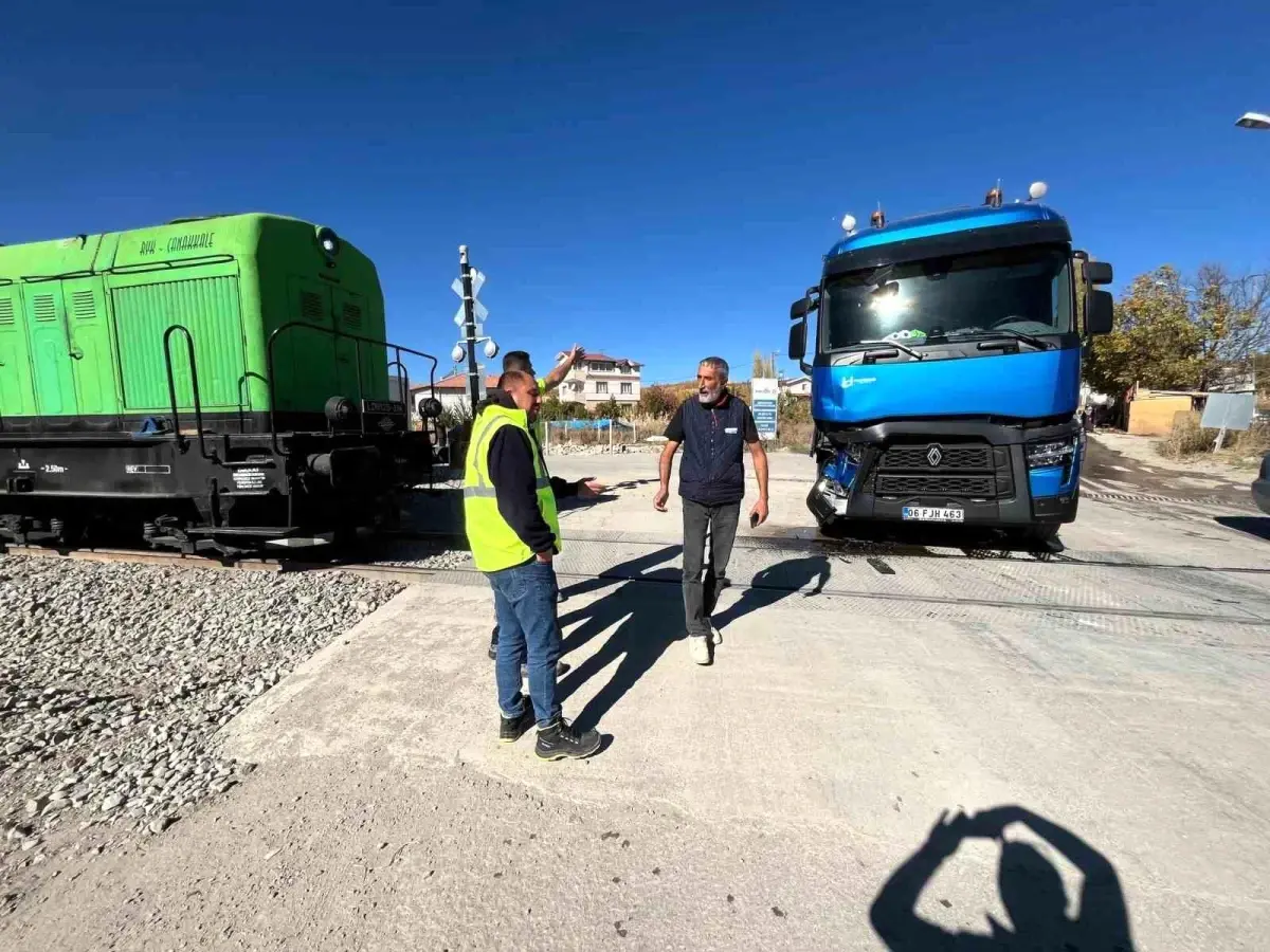 Malatya\'da Tren ve Tır Çarpışması