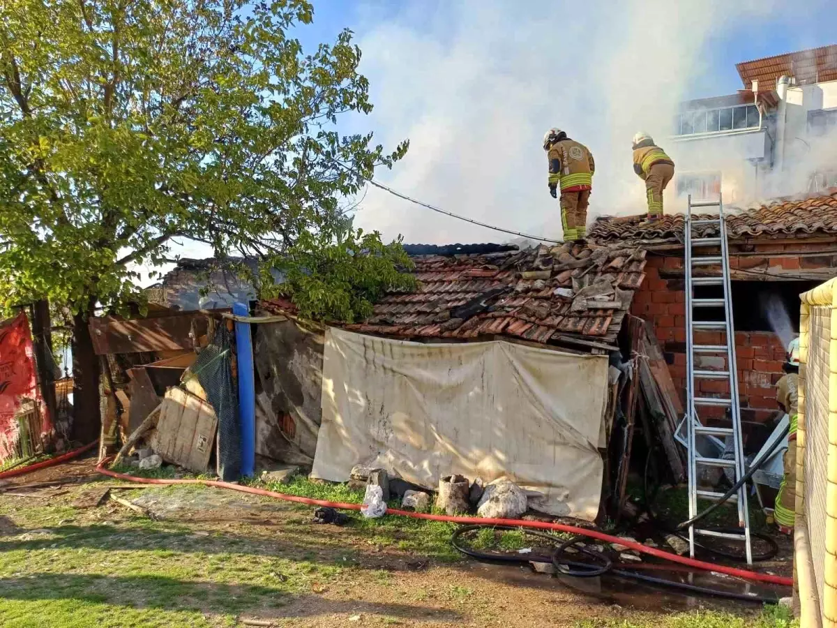 Manisa\'da Metruk Binada Yangın Çıktı