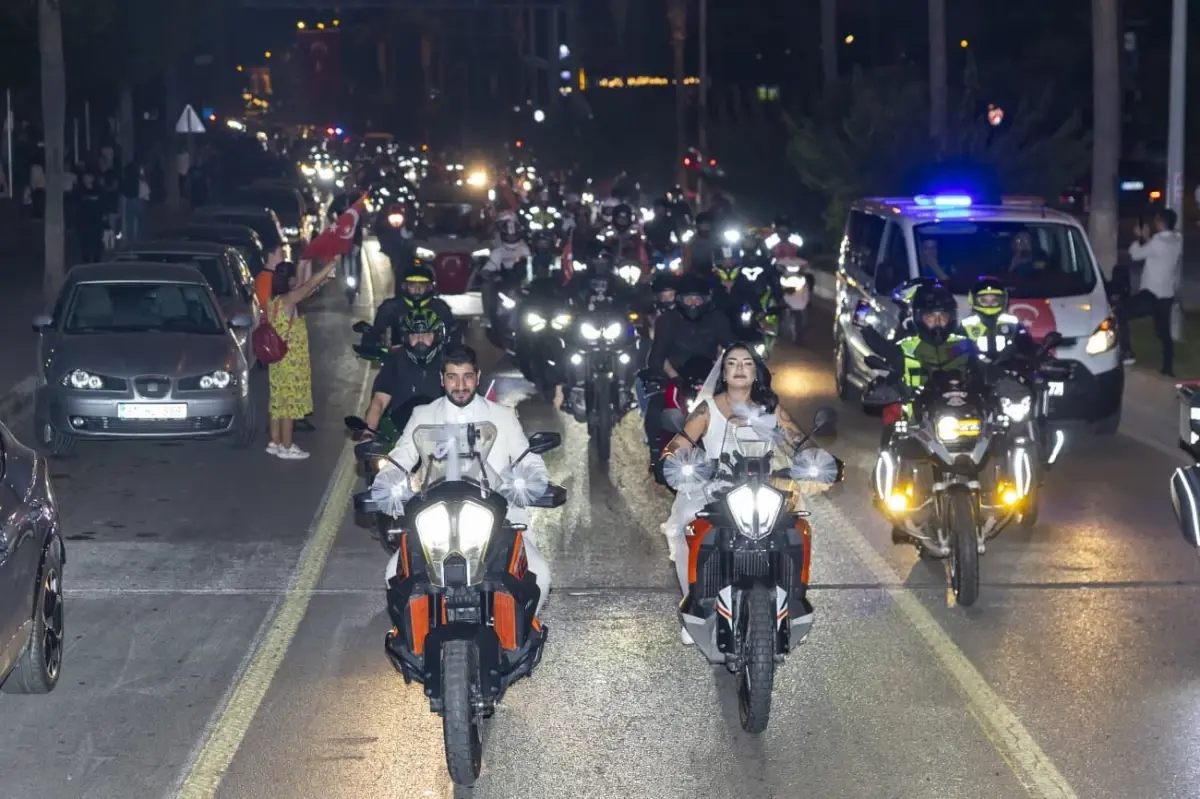 Yeni Evli Çift Korteje Katıldı