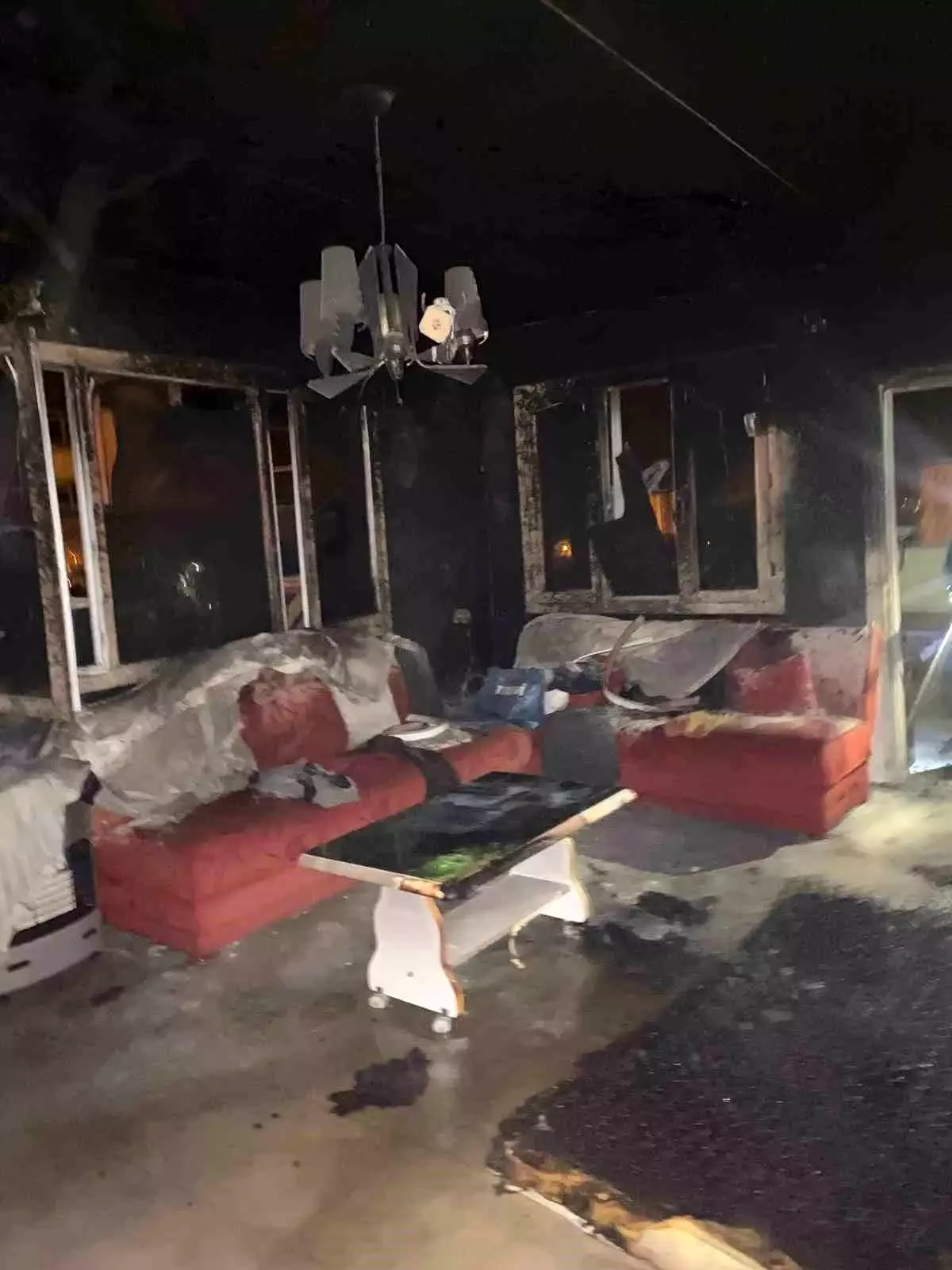 Osmaniye\'de Evde Çıkan Yangın, 1 Kişi Hastaneye Kaldırıldı