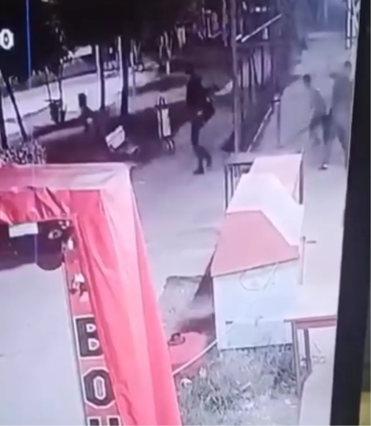 Önce fotoğraf gösterdiler sonra liselileri tekme, tokat dövüp bıçakladılar