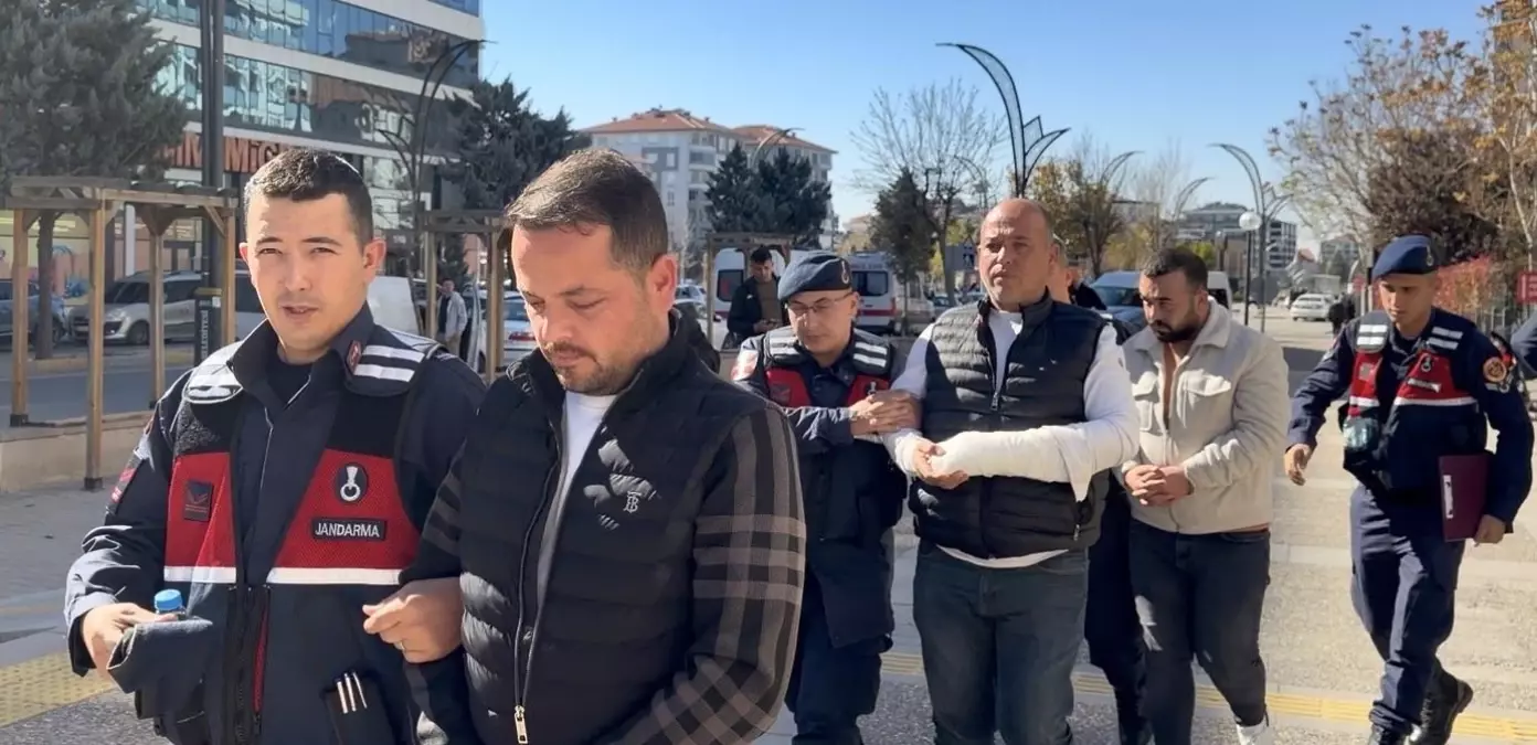 Aksaray\'da Trafik Polislerine Yumruklu Saldırı: 3 Kişi Tutuklandı