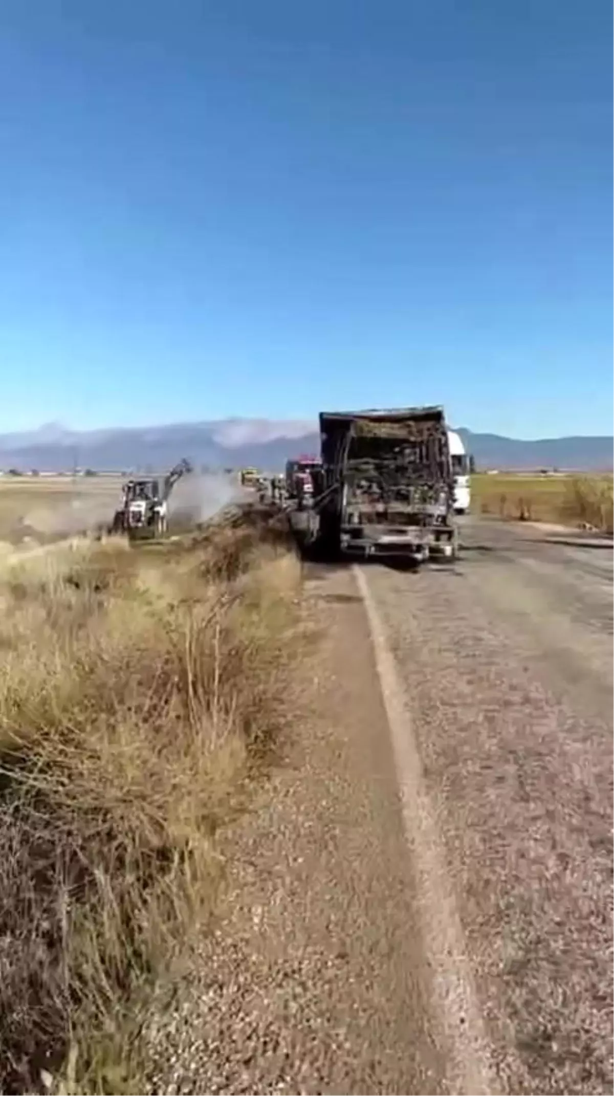 Denizli\'de Saman Yüklü Kamyon Yandı