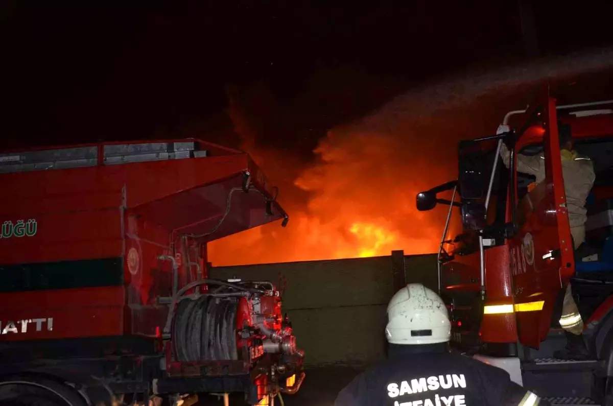 Bafra\'da Geri Dönüşüm Tesisinde Yangın