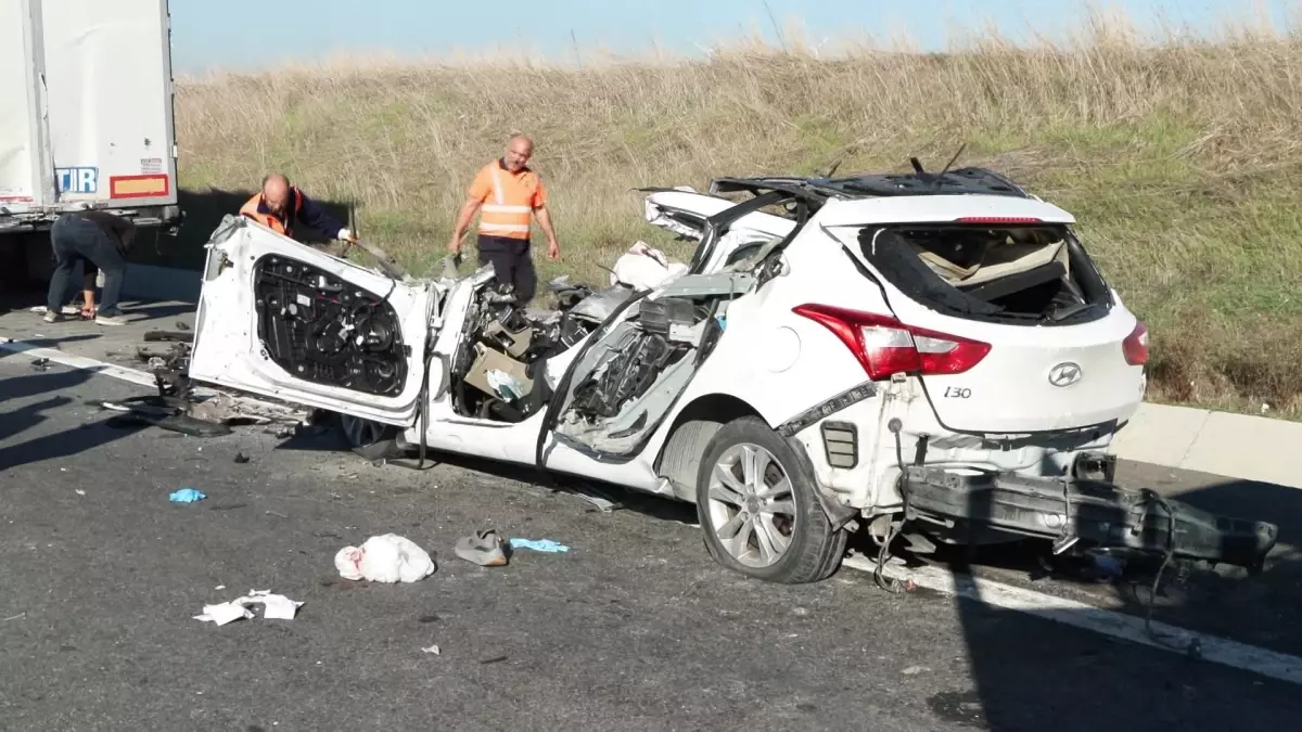 Silivri\'de tıra arkadan çarpan aracın sürücüsü hayatını kaybetti