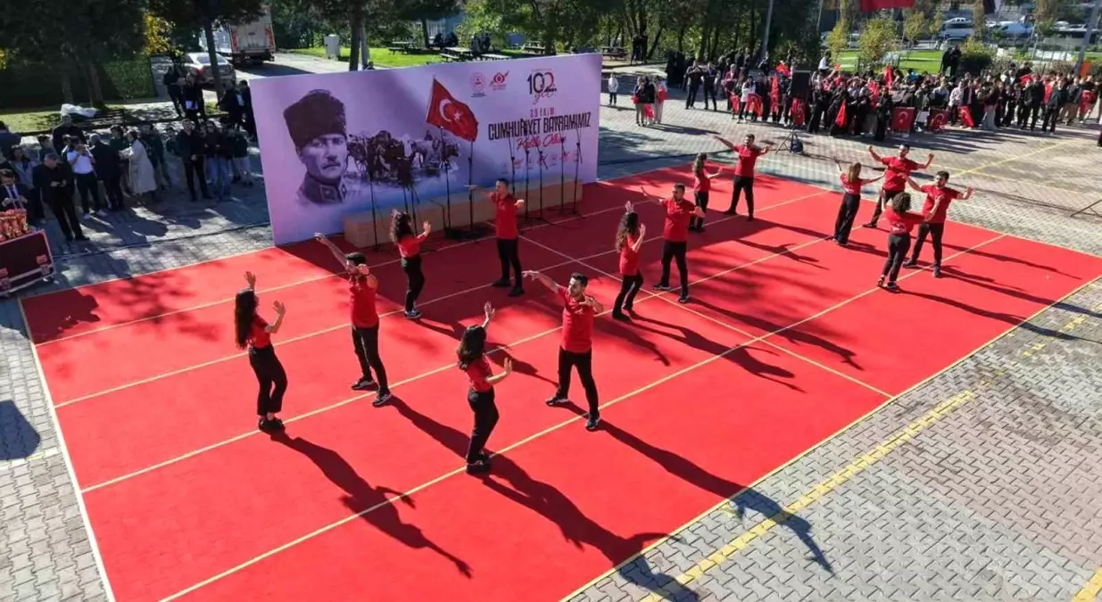 Sultangazi Belediyesi Cumhuriyetin 102. Yılında Coşkulu Kutlama Düzenledi