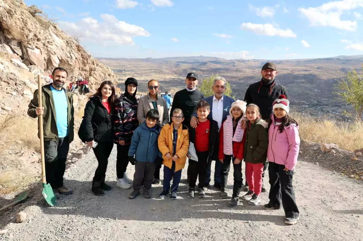 Cumhuriyet Bayramı\'nda Fidanlarla Doğaya Katkı