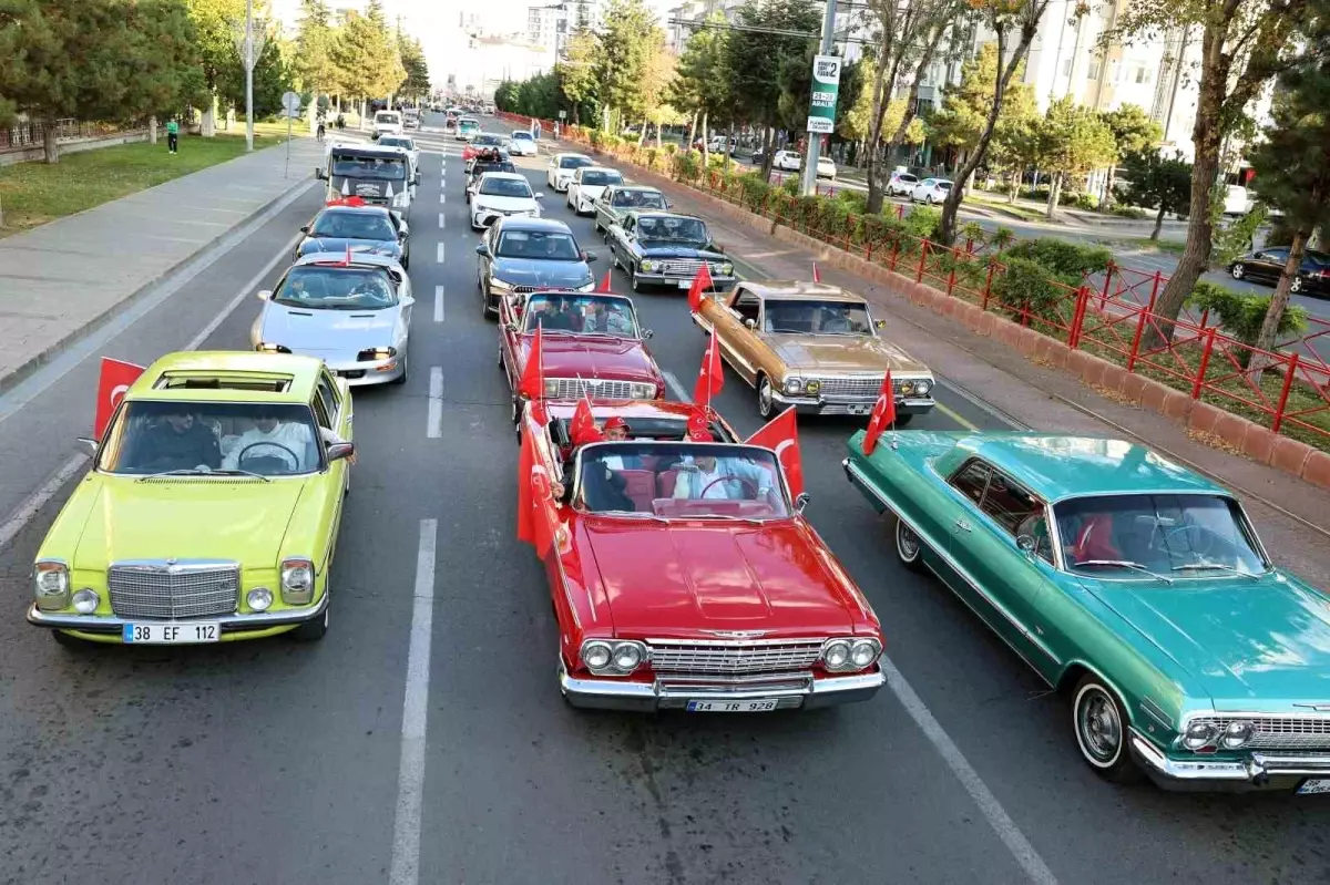 Talas\'ta klasik araçlarla Cumhuriyet coşkusu