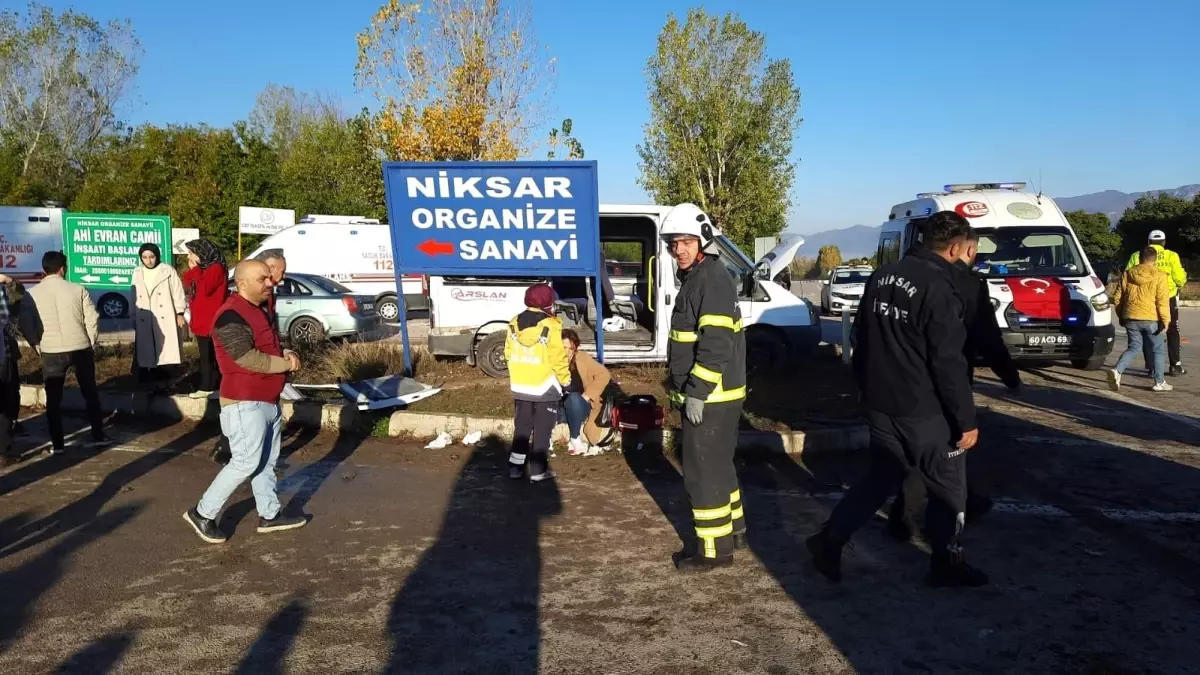 Niksar\'da trafik kazası: 10 yaralı