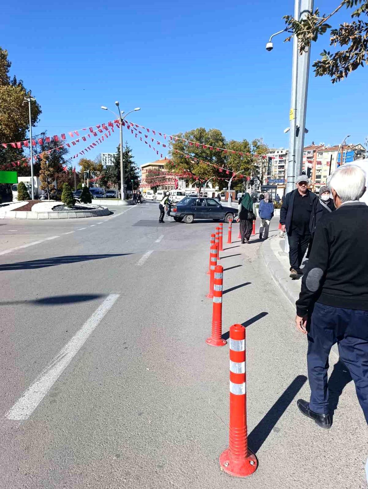Kadın Trafik Polisi Tek Başına Aracı İttirdi