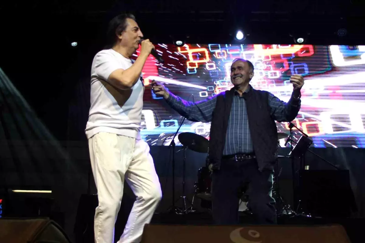 Çelik\'ten Renkli Konser ve Jest