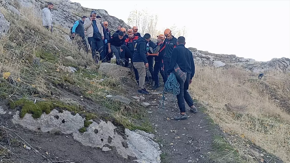 Van Kalesi\'nde Düşen Kişi Kurtarıldı