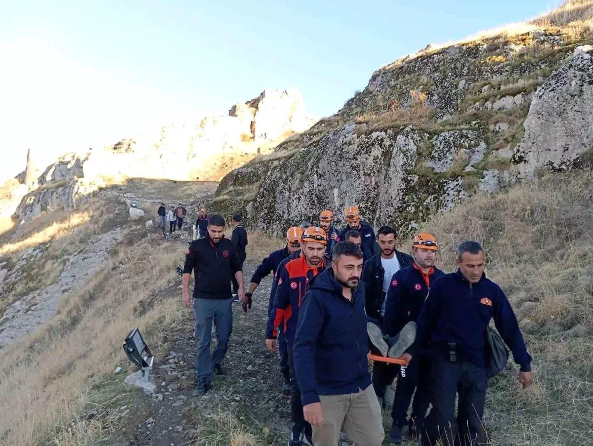 Van Kalesi\'nde Düşen Kişi Kurtarıldı